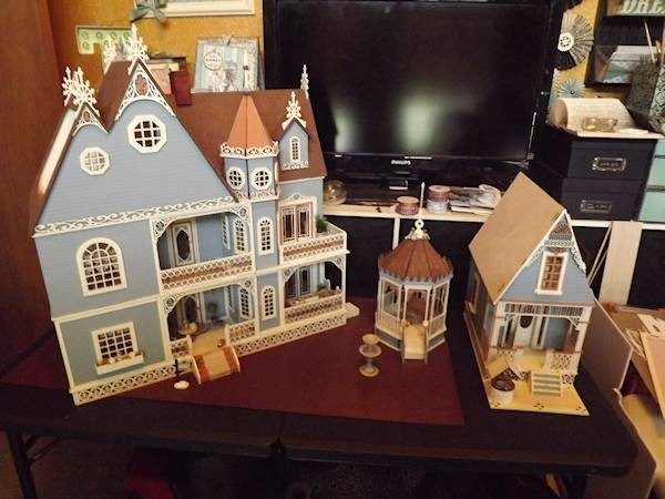 Miniatures for cheap dollhouses projects